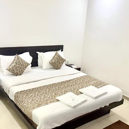 Hotel Dev Palace Ahmedabad Ngoại thất bức ảnh