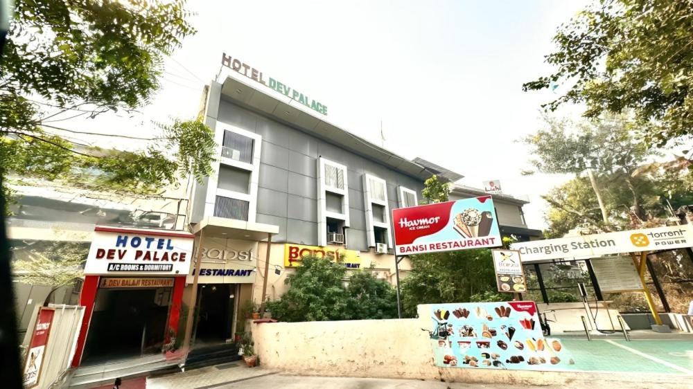 Hotel Dev Palace Ahmedabad Ngoại thất bức ảnh