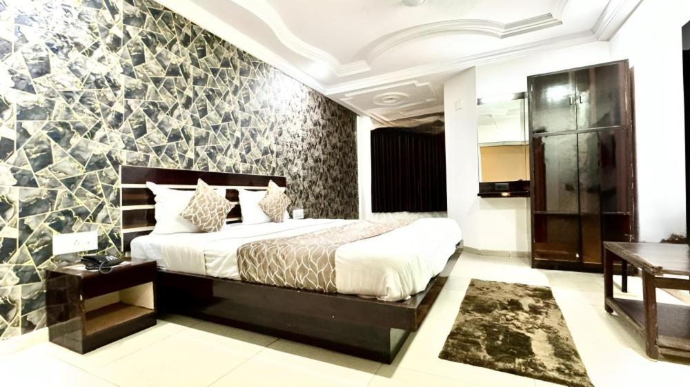 Hotel Dev Palace Ahmedabad Ngoại thất bức ảnh