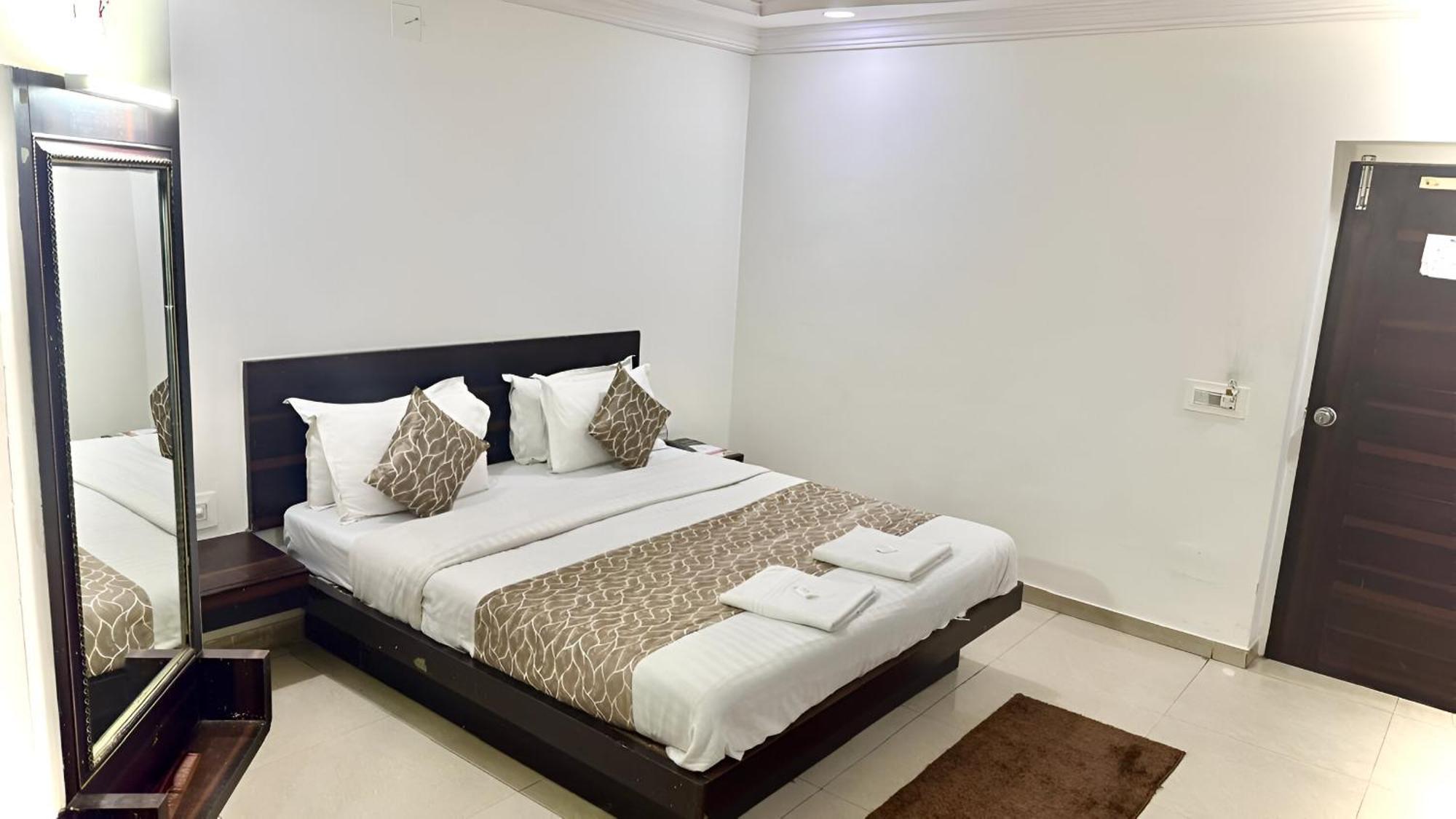 Hotel Dev Palace Ahmedabad Ngoại thất bức ảnh