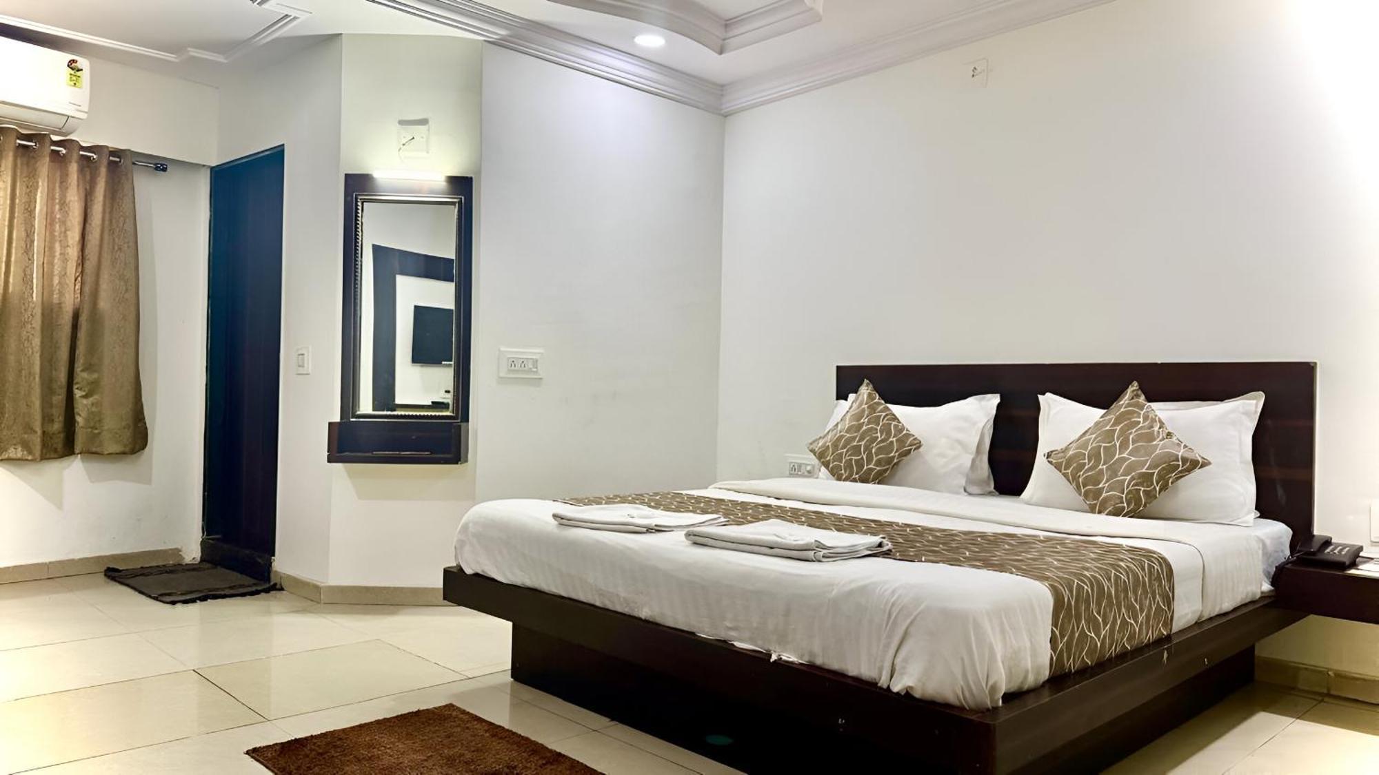 Hotel Dev Palace Ahmedabad Ngoại thất bức ảnh