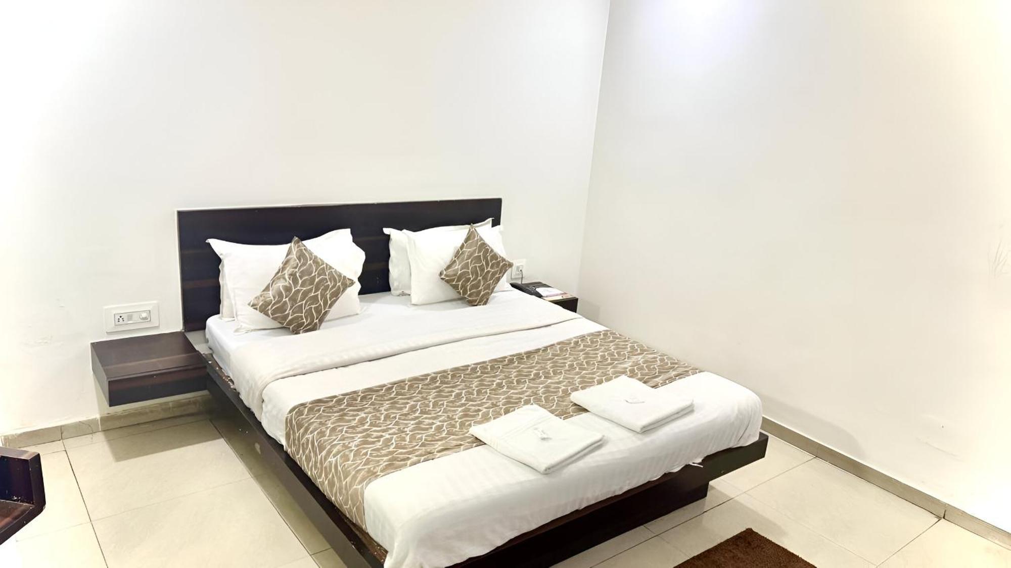 Hotel Dev Palace Ahmedabad Ngoại thất bức ảnh