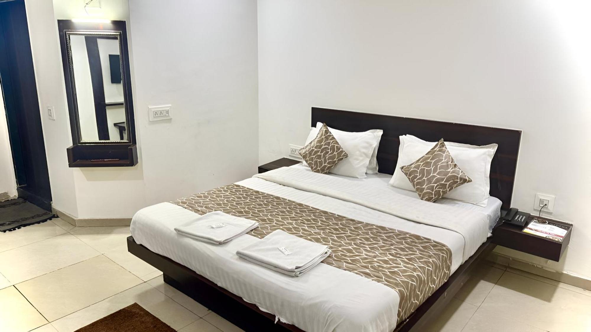 Hotel Dev Palace Ahmedabad Ngoại thất bức ảnh