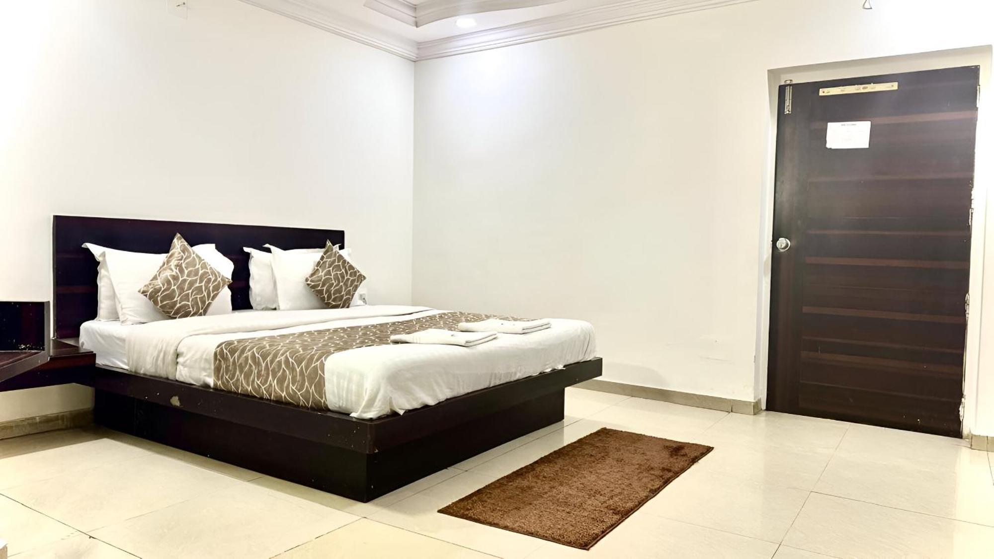 Hotel Dev Palace Ahmedabad Ngoại thất bức ảnh