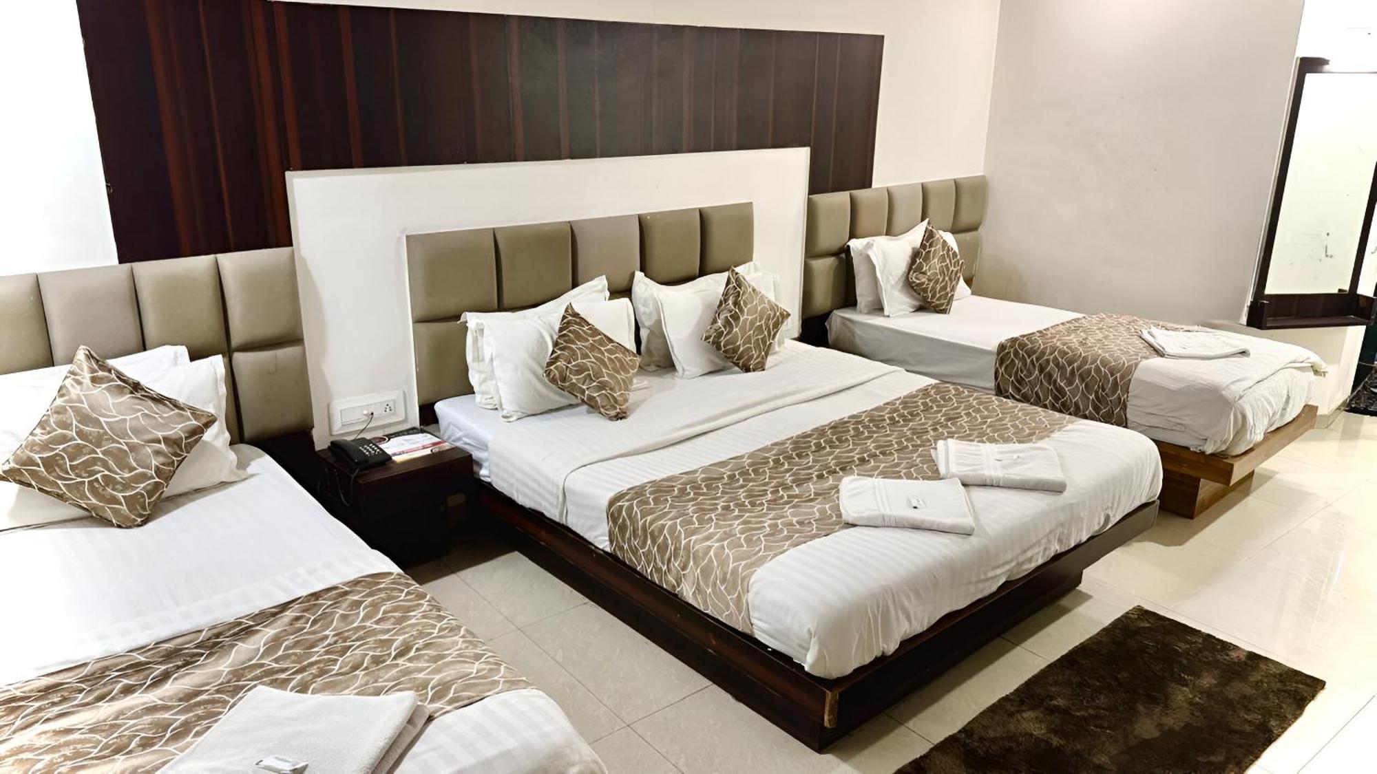 Hotel Dev Palace Ahmedabad Ngoại thất bức ảnh