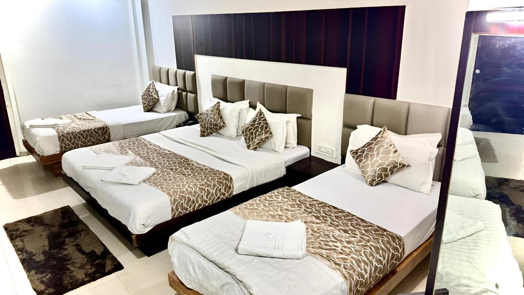 Hotel Dev Palace Ahmedabad Ngoại thất bức ảnh