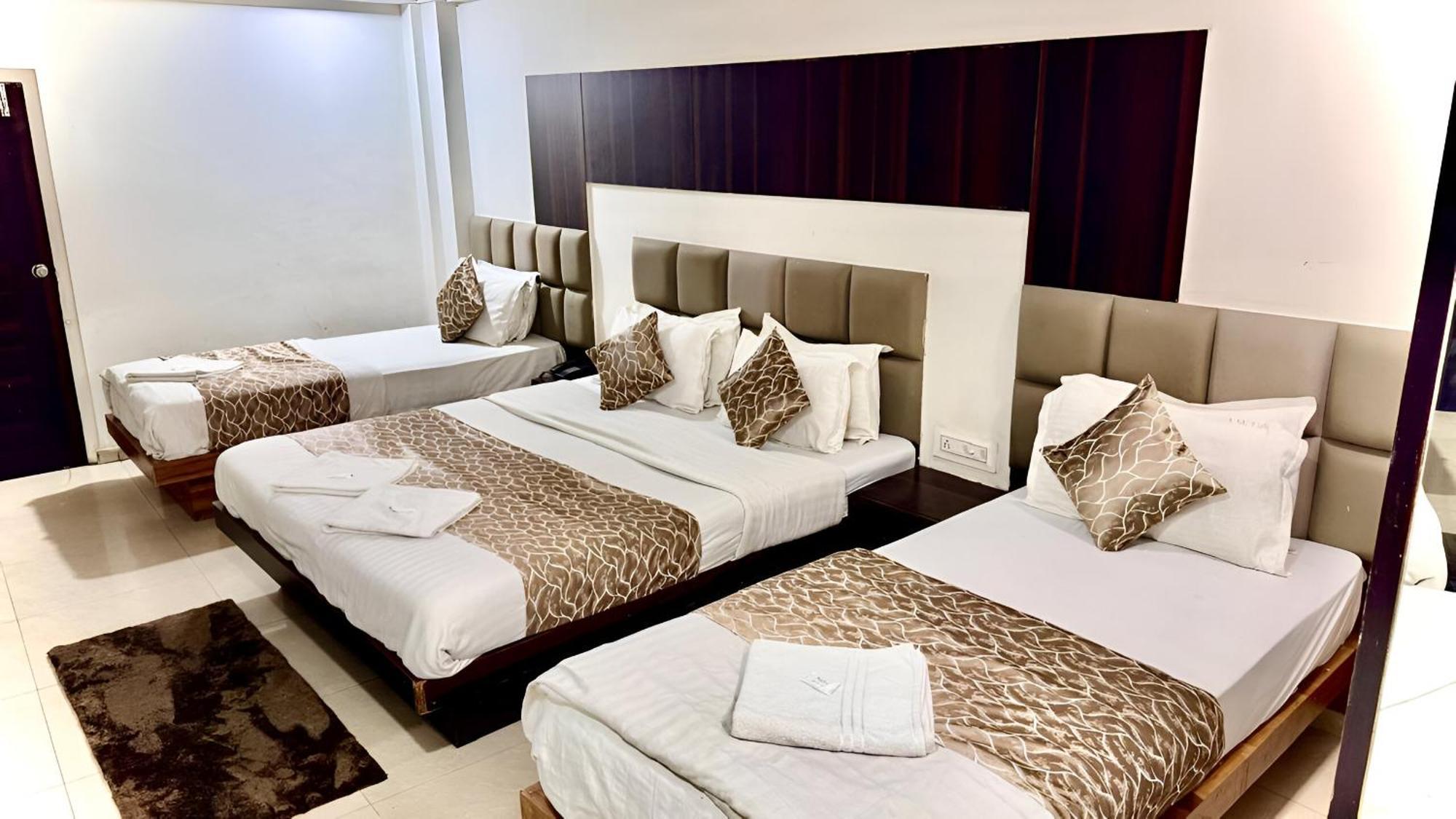 Hotel Dev Palace Ahmedabad Ngoại thất bức ảnh
