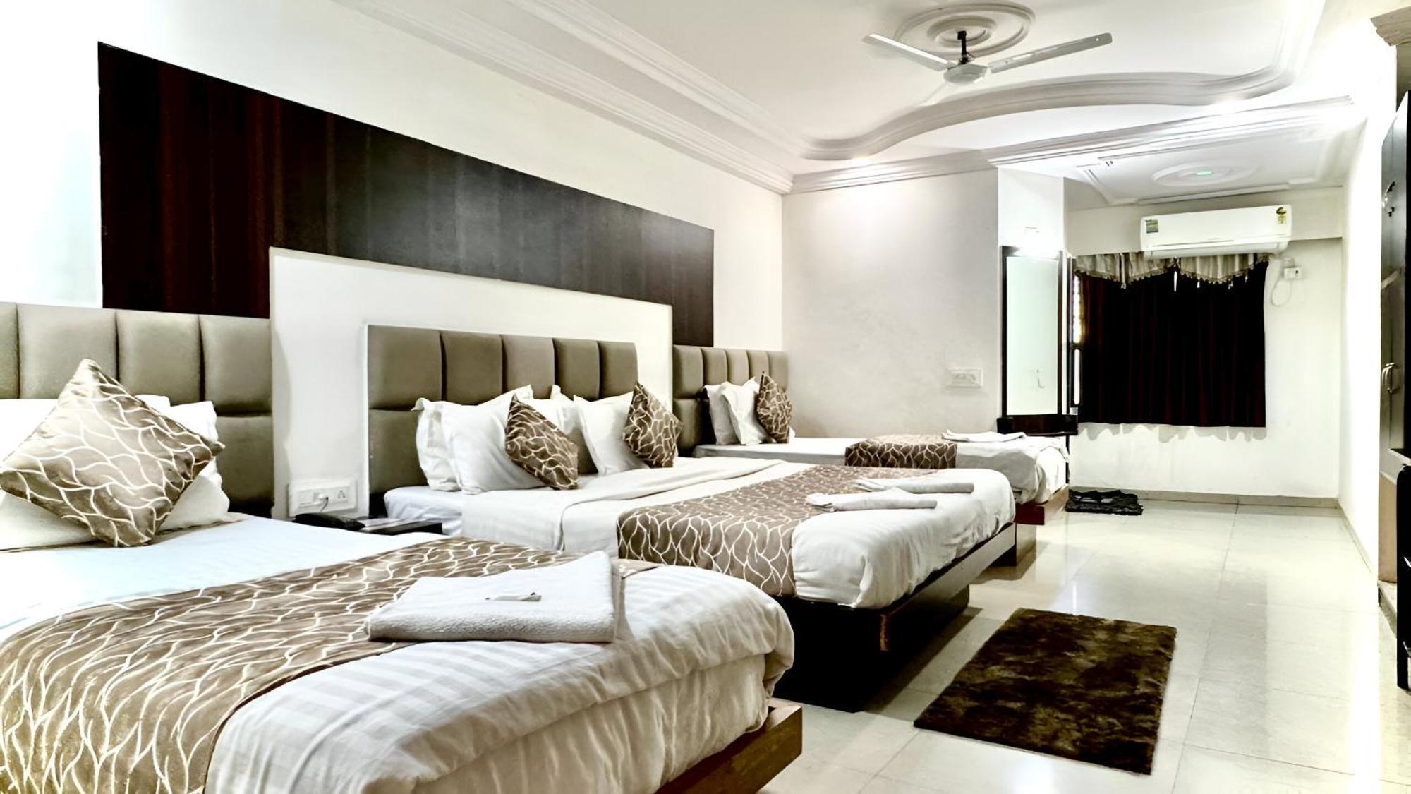 Hotel Dev Palace Ahmedabad Ngoại thất bức ảnh